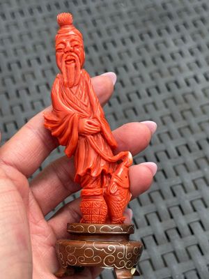 Three Chinese red coral carvings on wooden stands, 19/20th C. — photo 16