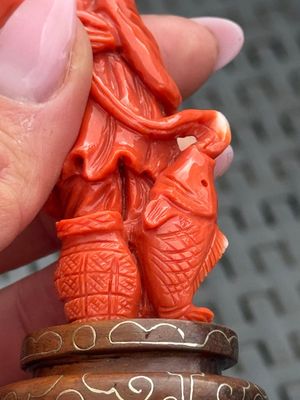 Three Chinese red coral carvings on wooden stands, 19/20th C. — photo 20