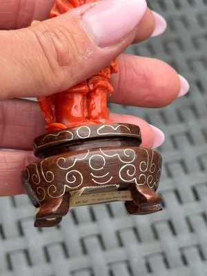 Three Chinese red coral carvings on wooden stands, 19/20th C. — photo 24