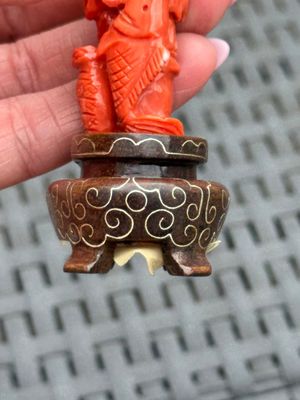 Three Chinese red coral carvings on wooden stands, 19/20th C. — photo 25