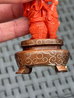 Three Chinese red coral carvings on wooden stands, 19/20th C. — photo 26