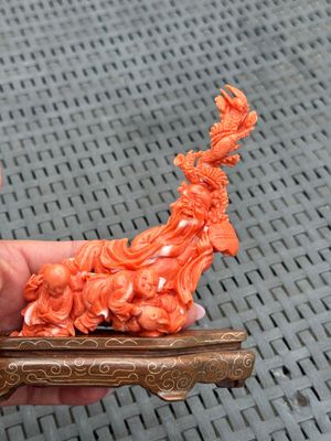 Three Chinese red coral carvings on wooden stands, 19/20th C. — photo 29