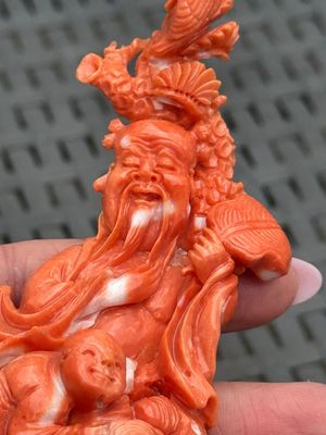 Three Chinese red coral carvings on wooden stands, 19/20th C. — photo 33