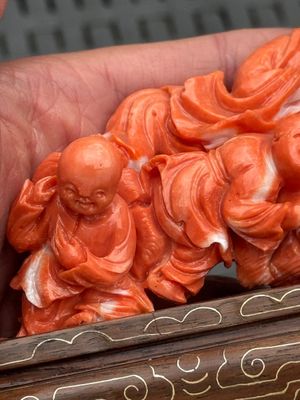 Three Chinese red coral carvings on wooden stands, 19/20th C. — photo 35