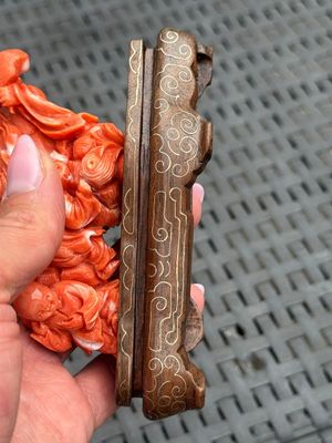 Three Chinese red coral carvings on wooden stands, 19/20th C. — photo 38