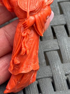 Three Chinese red coral carvings on wooden stands, 19/20th C. — photo 7