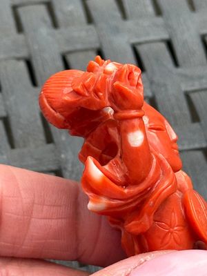 Three Chinese red coral carvings on wooden stands, 19/20th C. — photo 8