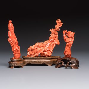 Three Chinese red coral carvings on wooden stands, 19/20th C. — photo 1