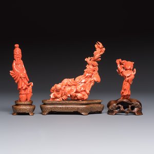 Three Chinese red coral carvings on wooden stands, 19/20th C. — photo 2