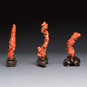 Three Chinese red coral carvings on wooden stands, 19/20th C. — photo 3