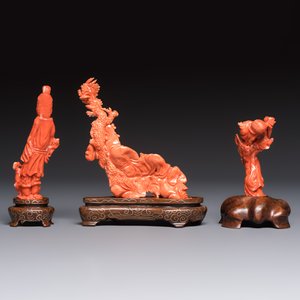 Three Chinese red coral carvings on wooden stands, 19/20th C. — photo 4