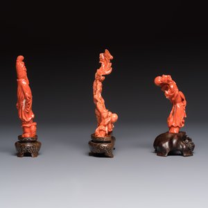 Three Chinese red coral carvings on wooden stands, 19/20th C. — photo 5