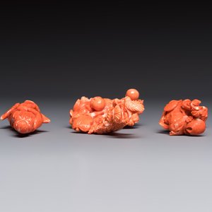 Three Chinese red coral carvings on wooden stands, 19/20th C. — photo 6