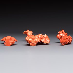 Three Chinese red coral carvings on wooden stands, 19/20th C. — photo 7