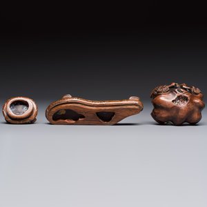 Three Chinese red coral carvings on wooden stands, 19/20th C. — photo 8