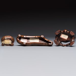 Three Chinese red coral carvings on wooden stands, 19/20th C. — photo 9
