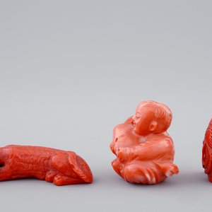 Three Chinese red coral figures incl. a snuff bottle, 19/20th C. — photo 4