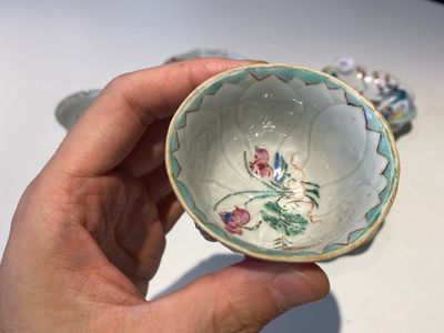 Three Chinese relief-decorated famille rose 'lotus' cups and saucers with a scholar and his servant, Yongzheng — 照片 2