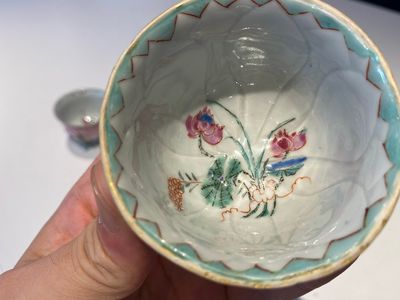 Three Chinese relief-decorated famille rose 'lotus' cups and saucers with a scholar and his servant, Yongzheng — 照片 3