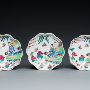 Three Chinese relief-decorated famille rose 'lotus' cups and saucers with a scholar and his servant, Yongzheng — 照片 3