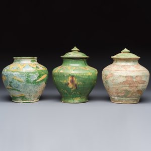 Three Chinese sancai-glazed pottery jars, two with cover, Ming or earlier — photo 2