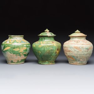Three Chinese sancai-glazed pottery jars, two with cover, Ming or earlier — photo 3