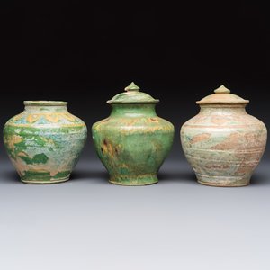 Three Chinese sancai-glazed pottery jars, two with cover, Ming or earlier — photo 4
