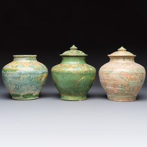 Three Chinese sancai-glazed pottery jars, two with cover, Ming or earlier — photo 5