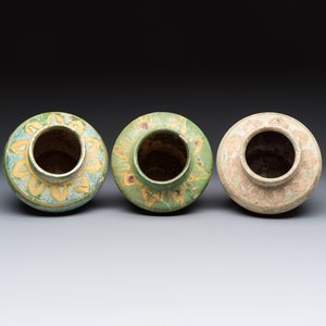 Three Chinese sancai-glazed pottery jars, two with cover, Ming or earlier — photo 6