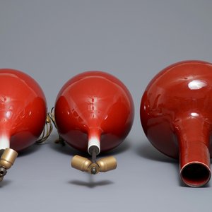 Three Chinese sang-de-boeuf-glazed bottle vases, 20th C. — 照片 5