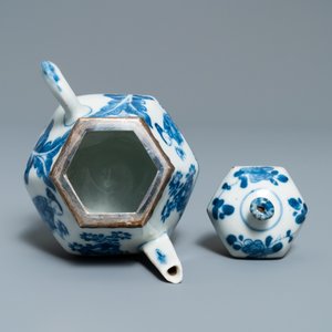 Three Chinese silver-mounted blue and white vases and a teapot, Kangxi — 照片 13