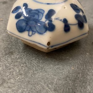 Three Chinese silver-mounted blue and white vases and a teapot, Kangxi — 照片 16