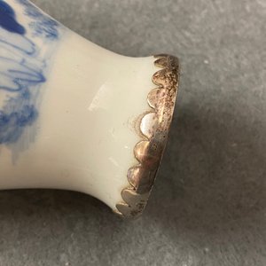 Three Chinese silver-mounted blue and white vases and a teapot, Kangxi — 照片 20