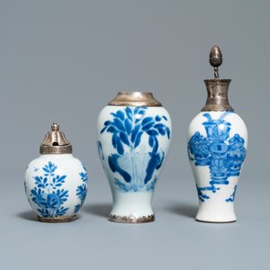 Three Chinese silver-mounted blue and white vases and a teapot, Kangxi — 照片 2