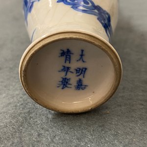 Three Chinese silver-mounted blue and white vases and a teapot, Kangxi — 照片 24