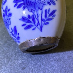 Three Chinese silver-mounted blue and white vases and a teapot, Kangxi — 照片 25