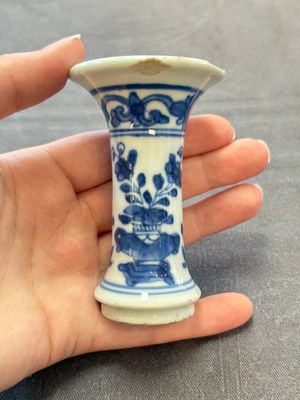 Three Chinese snuff bottles and a miniature vase, Kangxi and Qianlong marks, Kangxi and later — 照片 1