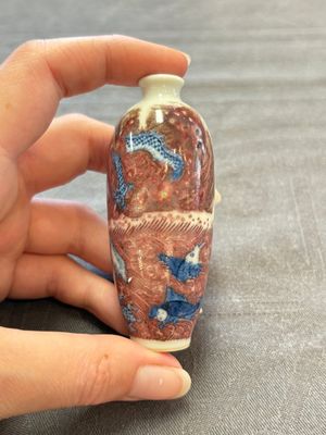 Three Chinese snuff bottles and a miniature vase, Kangxi and Qianlong marks, Kangxi and later — 照片 12