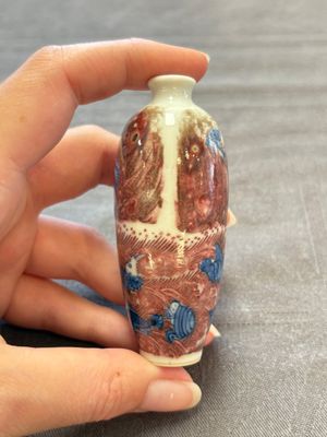 Three Chinese snuff bottles and a miniature vase, Kangxi and Qianlong marks, Kangxi and later — 照片 13