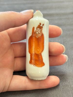 Three Chinese snuff bottles and a miniature vase, Kangxi and Qianlong marks, Kangxi and later — 照片 16