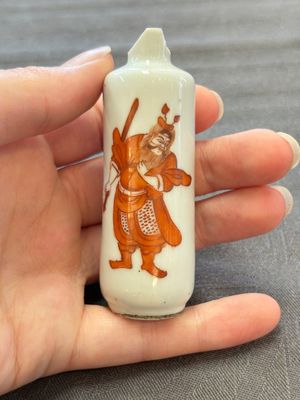 Three Chinese snuff bottles and a miniature vase, Kangxi and Qianlong marks, Kangxi and later — 照片 18