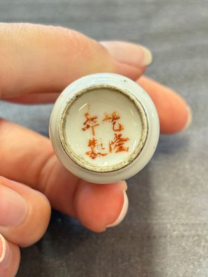Three Chinese snuff bottles and a miniature vase, Kangxi and Qianlong marks, Kangxi and later — 照片 21