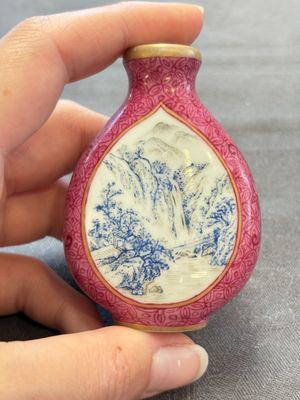 Three Chinese snuff bottles and a miniature vase, Kangxi and Qianlong marks, Kangxi and later — 照片 22