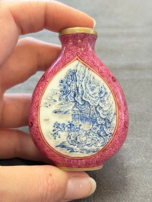 Three Chinese snuff bottles and a miniature vase, Kangxi and Qianlong marks, Kangxi and later — 照片 24