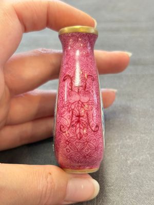 Three Chinese snuff bottles and a miniature vase, Kangxi and Qianlong marks, Kangxi and later — 照片 25