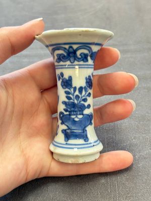 Three Chinese snuff bottles and a miniature vase, Kangxi and Qianlong marks, Kangxi and later — 照片 3