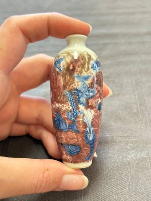 Three Chinese snuff bottles and a miniature vase, Kangxi and Qianlong marks, Kangxi and later — 照片 10