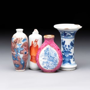 Three Chinese snuff bottles and a miniature vase, Kangxi and Qianlong marks, Kangxi and later — 照片 1