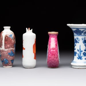 Three Chinese snuff bottles and a miniature vase, Kangxi and Qianlong marks, Kangxi and later — 照片 5
