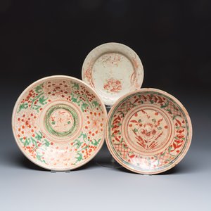 Three Chinese Swatow red- and green-enamelled dishes — photo 1